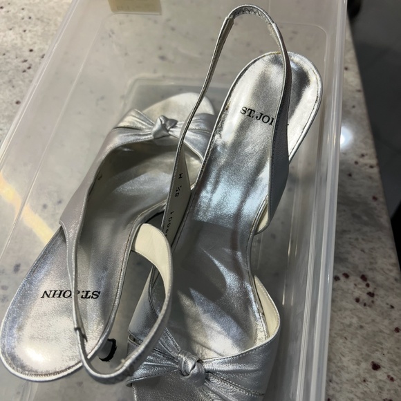Like new 9.5 silver St. John Sandals - Picture 1 of 1